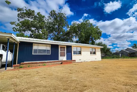 304 E Pierce St, Winters, TX 79567