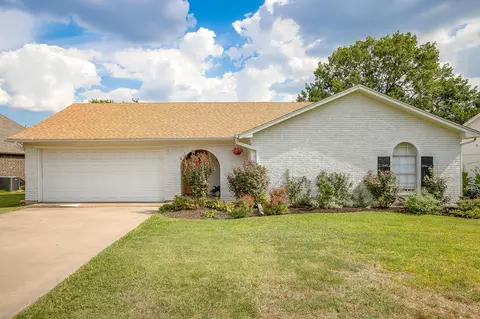 1512 Timberline Dr, Benbrook, TX 76126