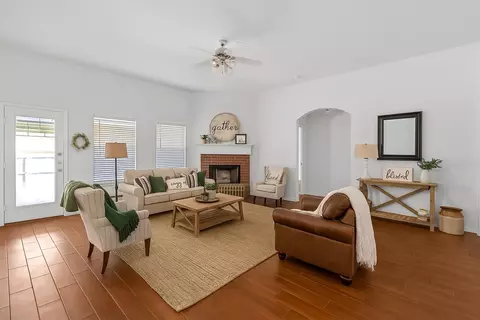904 Sycamore St, Burleson, TX 76028