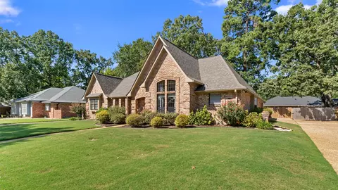 6005 Stoneridge Dr, Texarkana, TX 75503