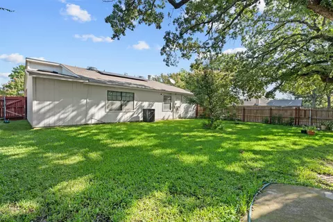 Exterior - 309 Westover Dr, Euless, TX 76039 photo 6 of 7