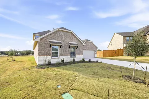Exterior - 1100 Trinity Dr, Springtown, TX 76082 photo 5 of 8