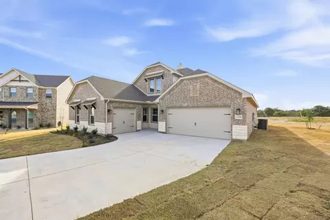 Exterior - 1100 Trinity Dr, Springtown, TX 76082 photo 4 of 8