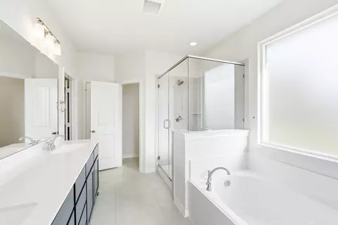 Bath - 1100 Trinity Dr, Springtown, TX 76082 photo 2 of 3