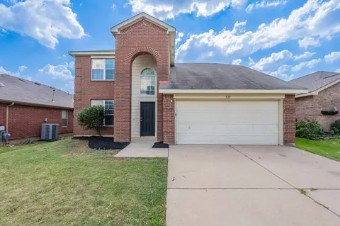 525 Pineview Ln, Fort Worth, TX 76140