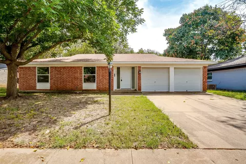 813 Colony Dr, Crowley, TX 76036