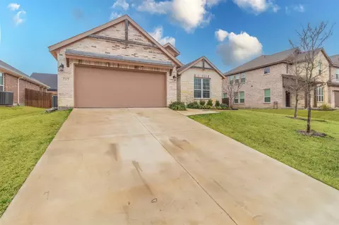 717 Woodcrest Dr, Ennis, TX 75119