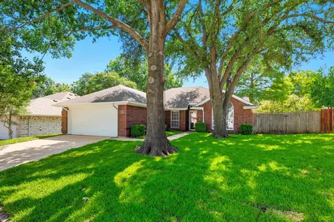 316 Lexington Ln, Euless, TX 76039