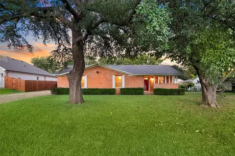 102 Creekview Dr W, Red Oak, TX 75154