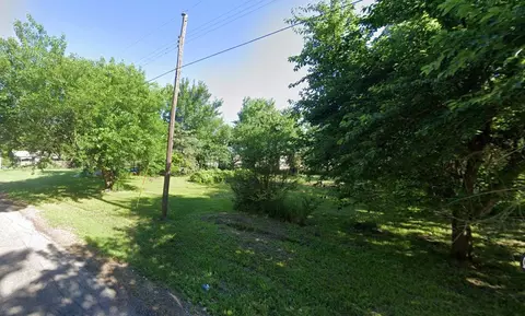 305 E Neagle Ave, Paris, TX 75460