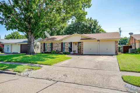 2032 Meadow Gln, Irving, TX 75060