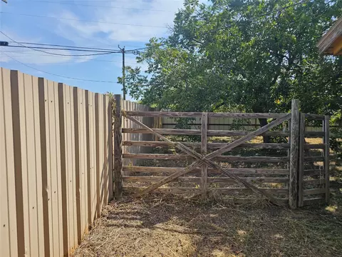 Exterior - 1008 N 6th St, Bangs, TX 76823 photo 12 of 13