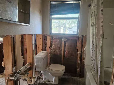 Bath - 1008 N 6th St, Bangs, TX 76823 photo 1 of 1