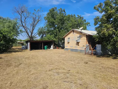 1008 N 6th St, Bangs, TX 76823