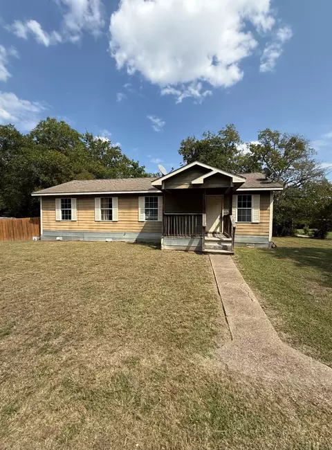 311 S Greenville St, Wolfe City, TX 75496
