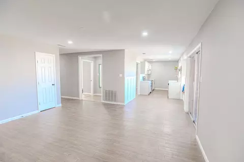 Living - 108 Gettysburg, Comanche, TX 76442 photo 4 of 5