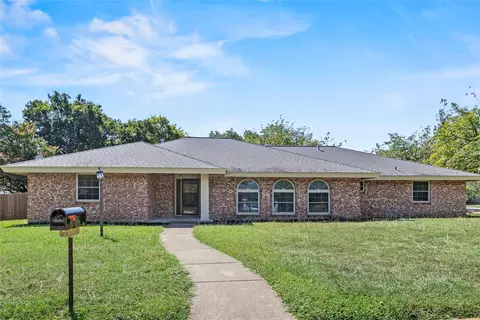 3200 Jamestown Dr, Forest Hill, TX 76140