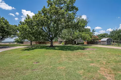 1102 Holiday Ct, Granbury, TX 76048