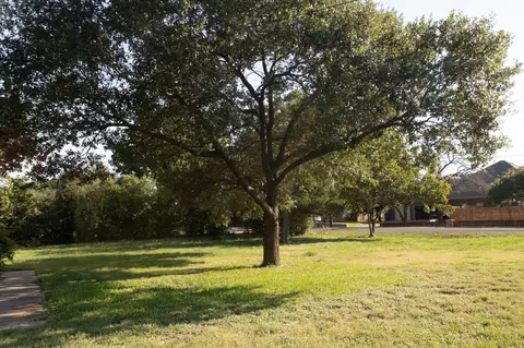 210 W Ward Dr, Robinson, TX 76706