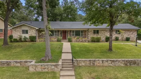 1212 Brookside Dr, Hurst, TX 76053
