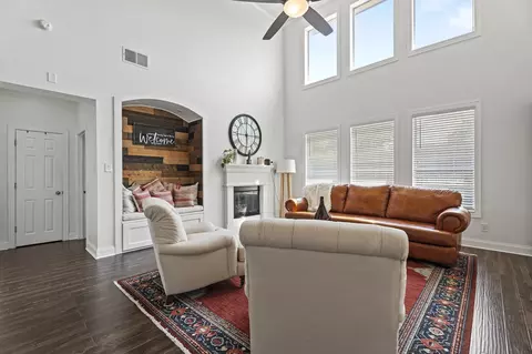 8164 Rock Elm Rd, Fort Worth, TX 76131
