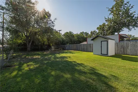 Exterior - 3224 N Hampton St, Fort Worth, TX 76106 photo 3 of 9