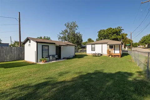 Exterior - 3224 N Hampton St, Fort Worth, TX 76106 photo 5 of 9