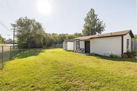 Exterior - 3224 N Hampton St, Fort Worth, TX 76106 photo 8 of 9