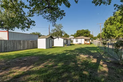 Exterior - 3224 N Hampton St, Fort Worth, TX 76106 photo 6 of 9