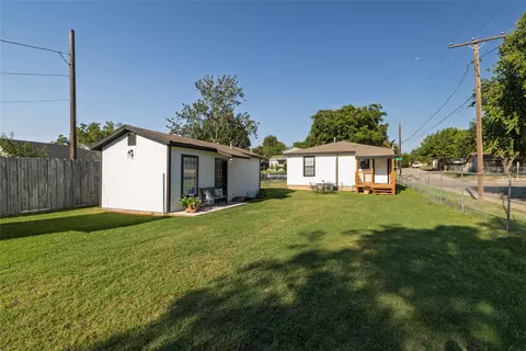 Exterior - 3224 N Hampton St, Fort Worth, TX 76106 photo 7 of 9