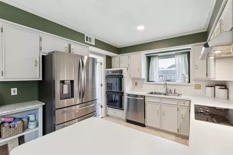 Kitchen - 922 E Berkeley Dr, Richardson, TX 75081 photo 3 of 3