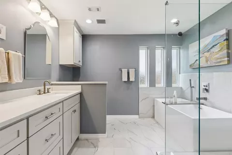 Bath - 922 E Berkeley Dr, Richardson, TX 75081 photo 1 of 4