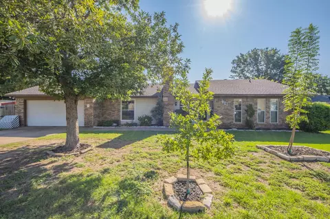 901 Cottonwood Trl, Benbrook, TX 76126