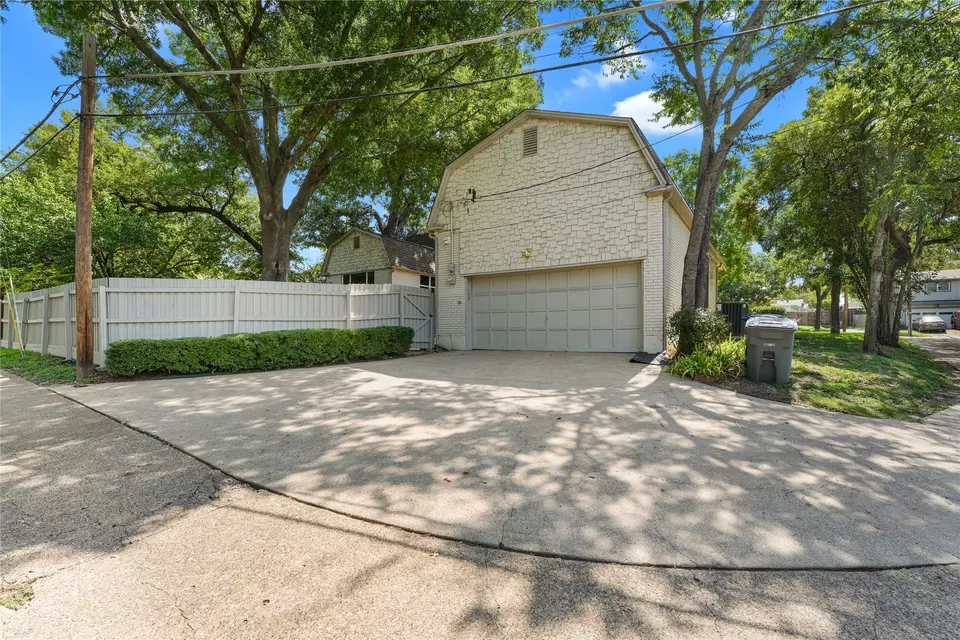 Exterior - 9531 Vinewood Dr, Dallas, TX 75228 photo 4 of 5