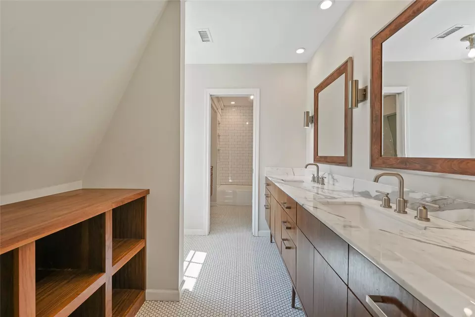 Bath - 9531 Vinewood Dr, Dallas, TX 75228 photo 5 of 6