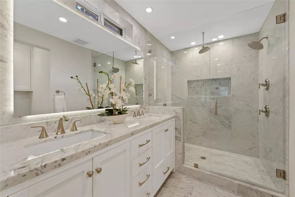 Bath - 9531 Vinewood Dr, Dallas, TX 75228 photo 1 of 6