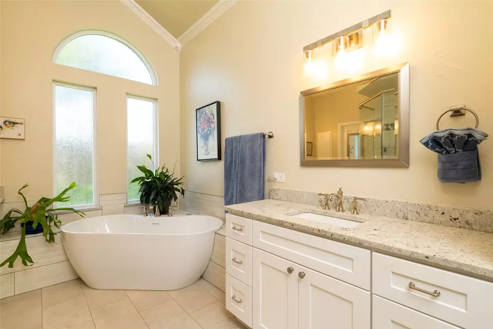 Bath - 4710 Village Oak Dr, Arlington, TX 76017 photo 1 of 4