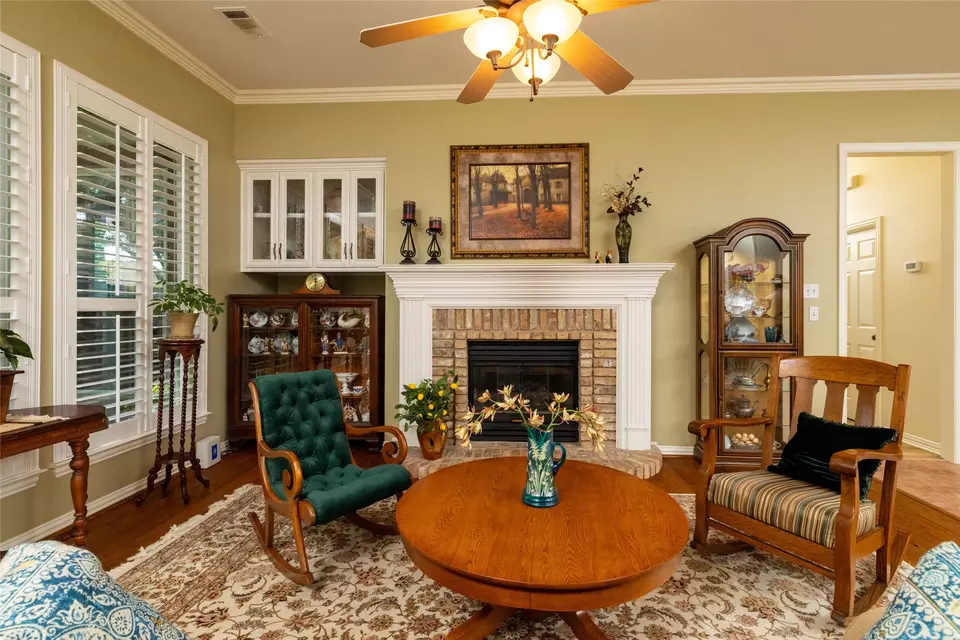 Living - 4710 Village Oak Dr, Arlington, TX 76017 photo 3 of 4
