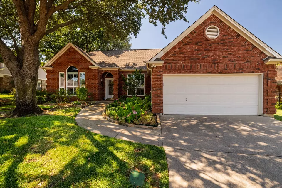 Exterior - 4710 Village Oak Dr, Arlington, TX 76017 photo 3 of 10