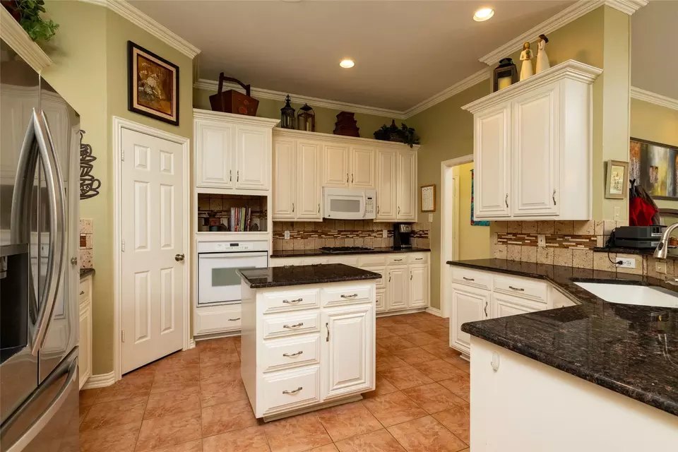 Kitchen - 4710 Village Oak Dr, Arlington, TX 76017 photo 3 of 5