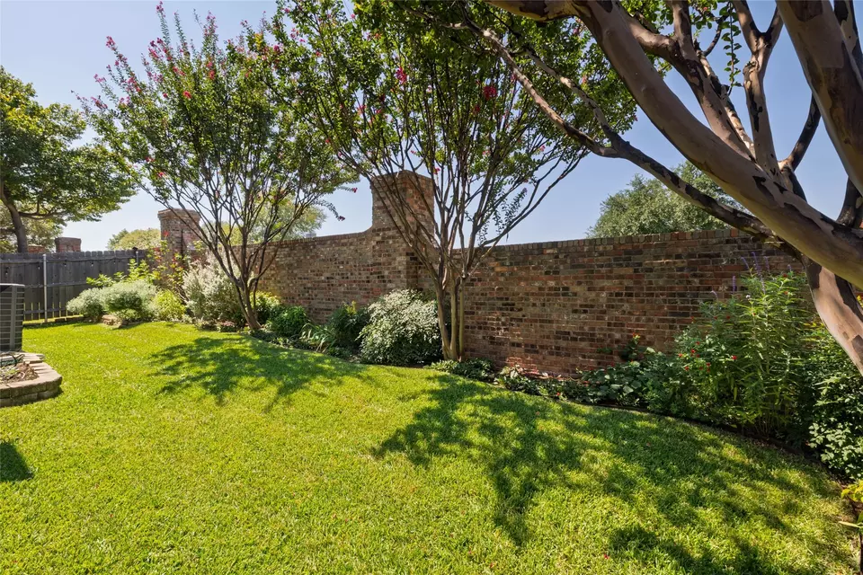 Exterior - 4710 Village Oak Dr, Arlington, TX 76017 photo 9 of 10