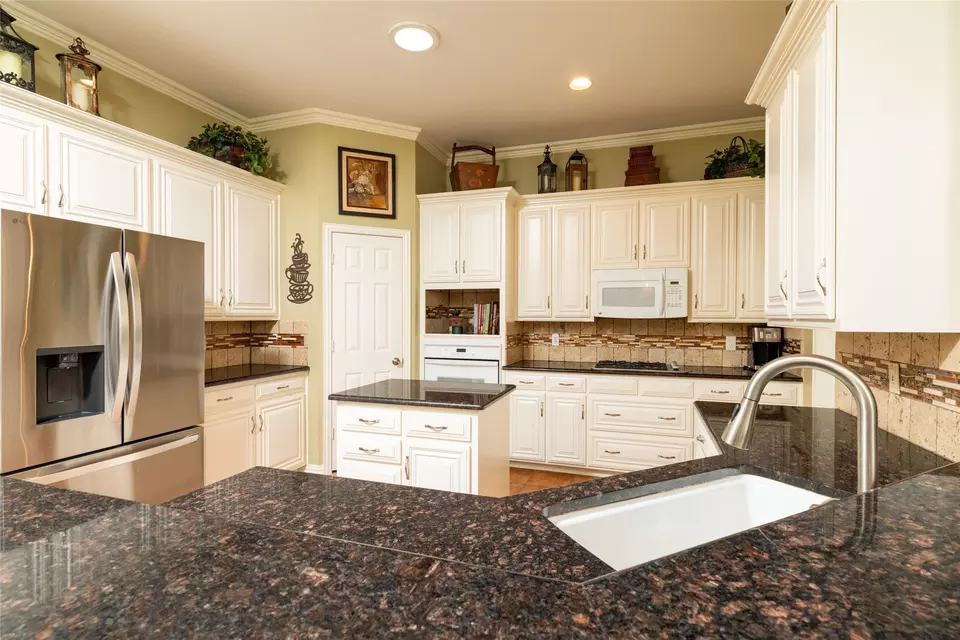Kitchen - 4710 Village Oak Dr, Arlington, TX 76017 photo 2 of 5