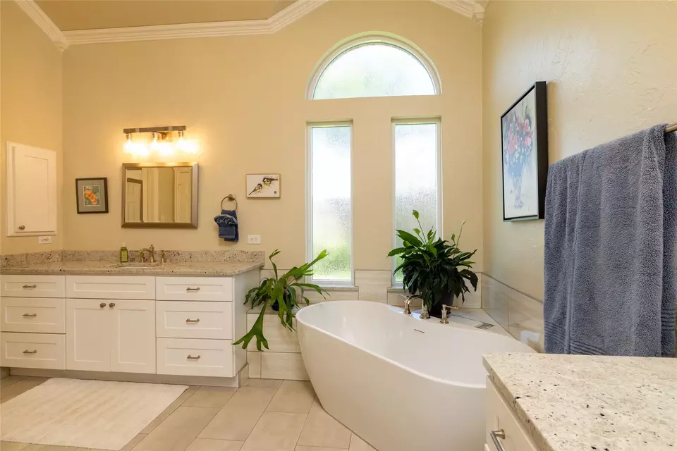 Bath - 4710 Village Oak Dr, Arlington, TX 76017 photo 2 of 4