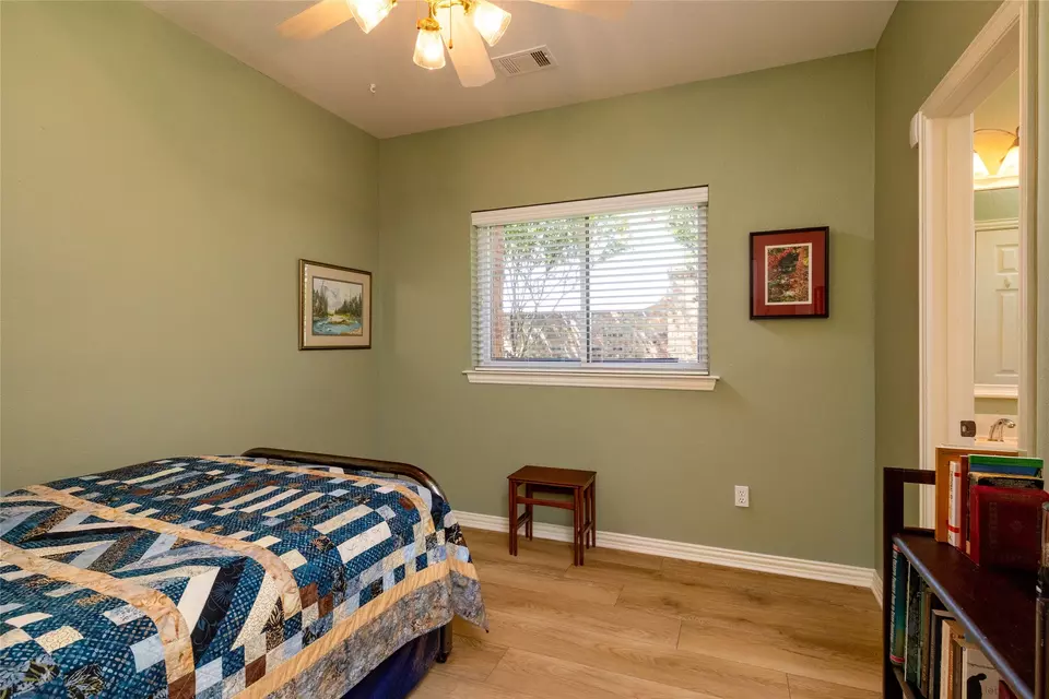 Bedroom - 4710 Village Oak Dr, Arlington, TX 76017 photo 4 of 4