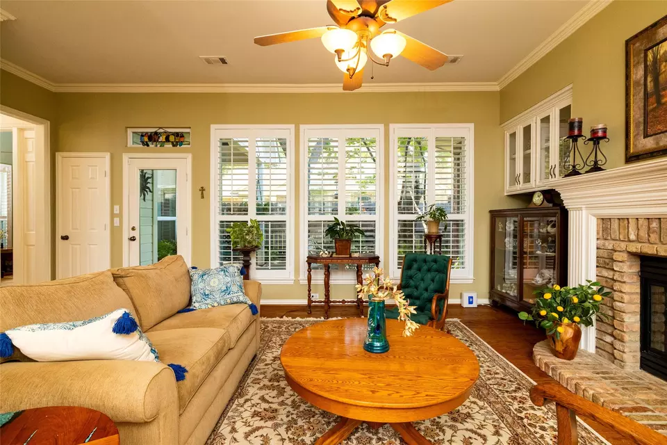 Living - 4710 Village Oak Dr, Arlington, TX 76017 photo 1 of 4