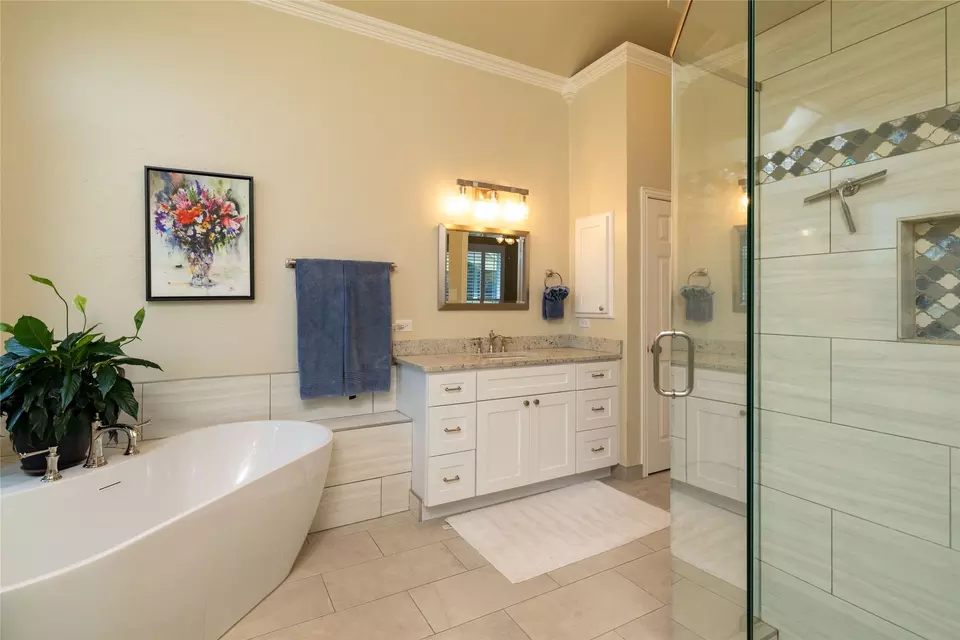 Bath - 4710 Village Oak Dr, Arlington, TX 76017 photo 3 of 4