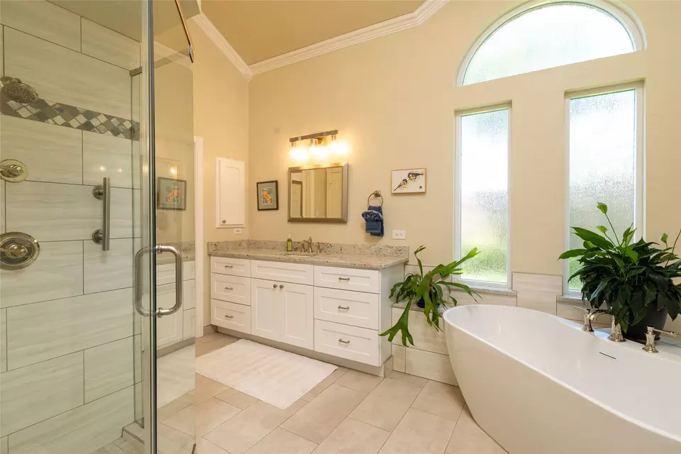 Bath - 4710 Village Oak Dr, Arlington, TX 76017 photo 4 of 4
