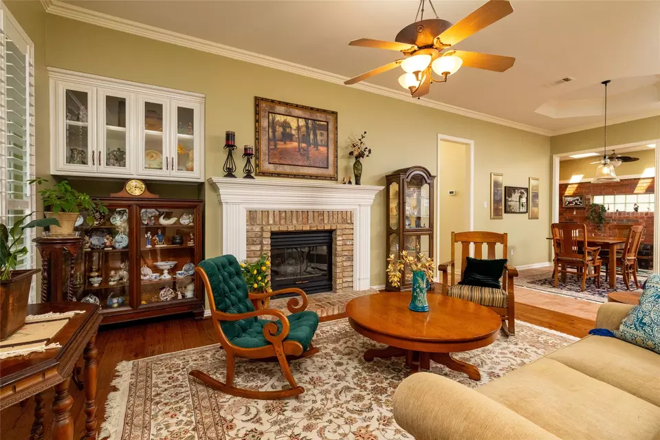 Living - 4710 Village Oak Dr, Arlington, TX 76017 photo 4 of 4