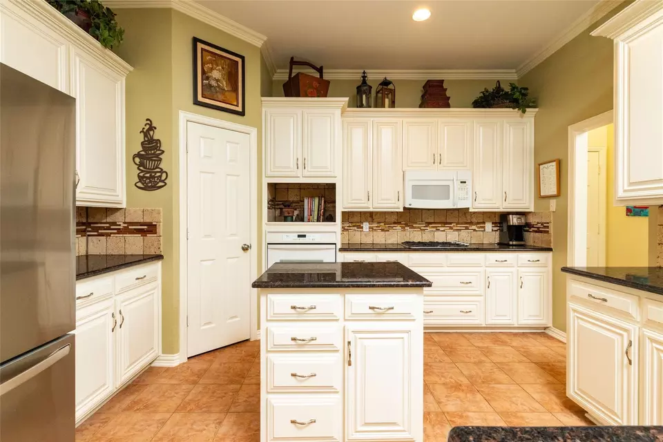 Kitchen - 4710 Village Oak Dr, Arlington, TX 76017 photo 5 of 5