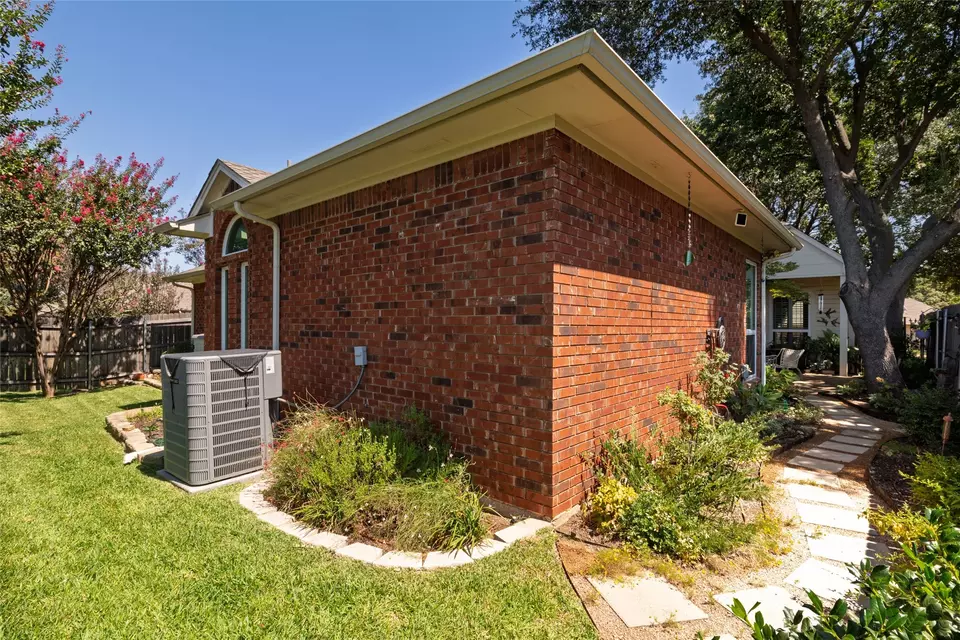 Exterior - 4710 Village Oak Dr, Arlington, TX 76017 photo 8 of 10